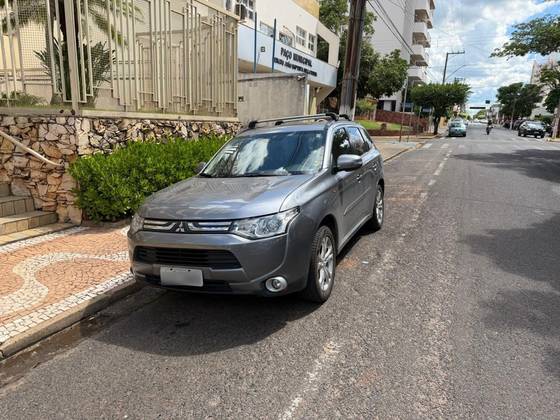 MITSUBISHI OUTLANDER 3.0 GT 4X4 V6 24V GASOLINA 4P AUTOMÁTICO MITSUBISHI OUTLANDER 3.0 GT 4X4 V6 24V GASOLINA 4P AUTOMÁTICO